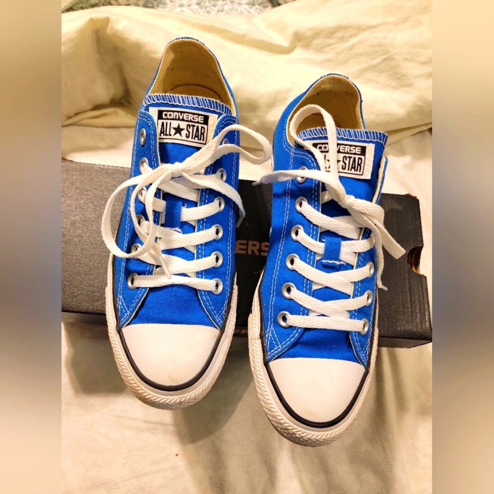 BRIGHT BLUE CONVERSE CHUCKS